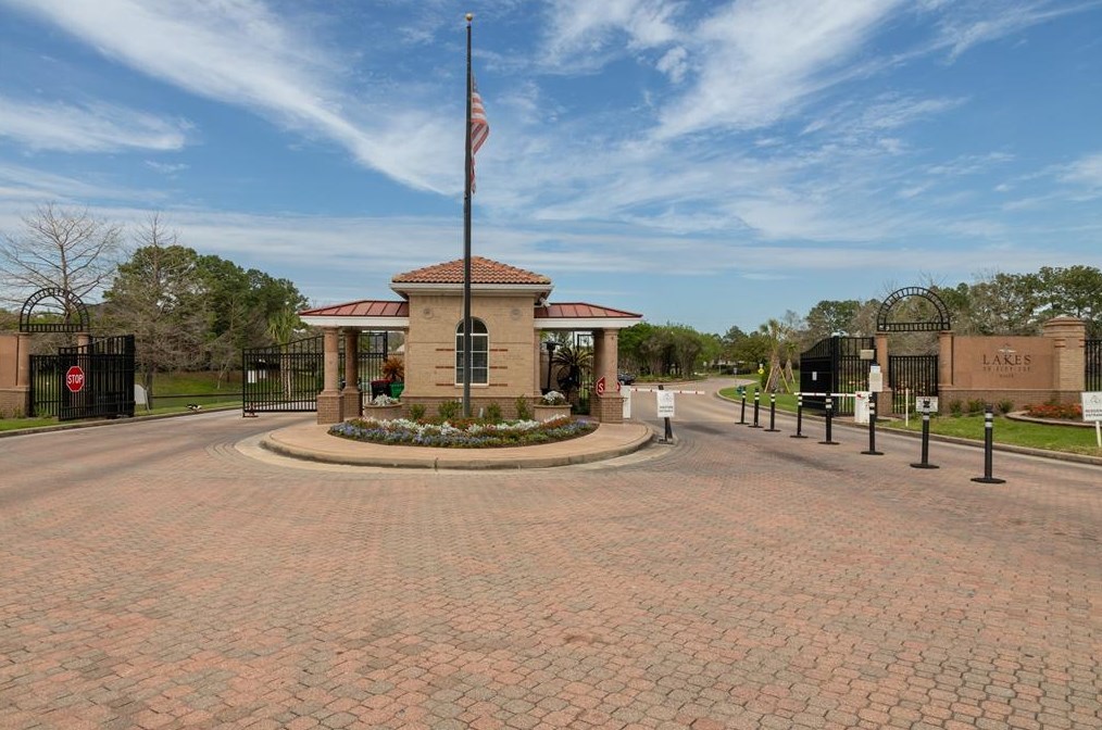 5807 Santa Fe Spg Dr, Houston TX  77041-5759 exterior