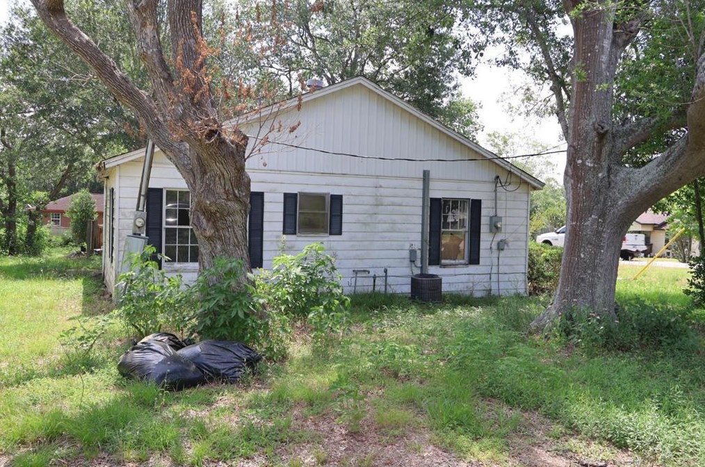 818 Mulcahy St, Damon, TX