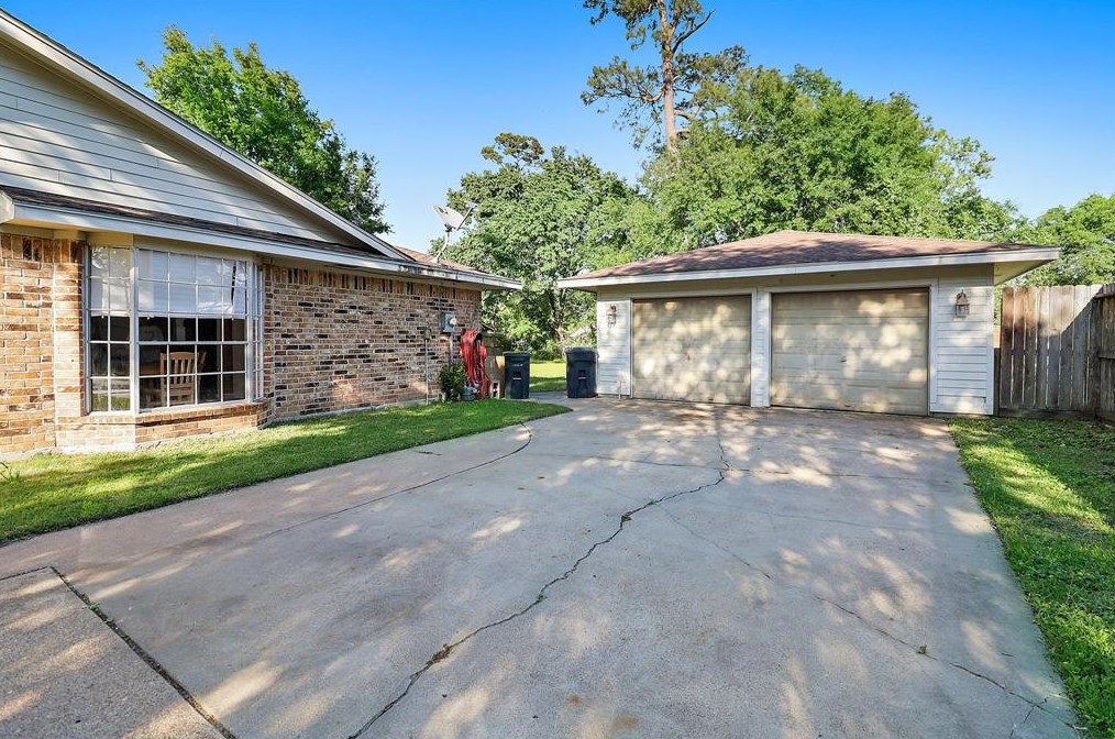 12710 Old River Dr, Baytown, TX 77523-8710