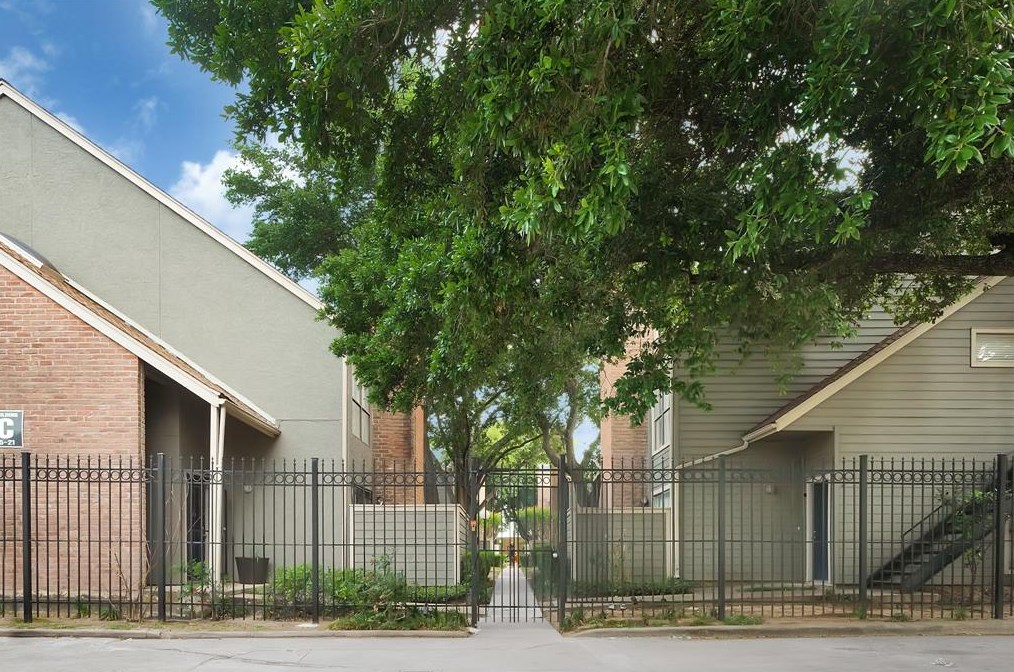 6601 Sands Point Dr, Houston TX  77074-3709 exterior