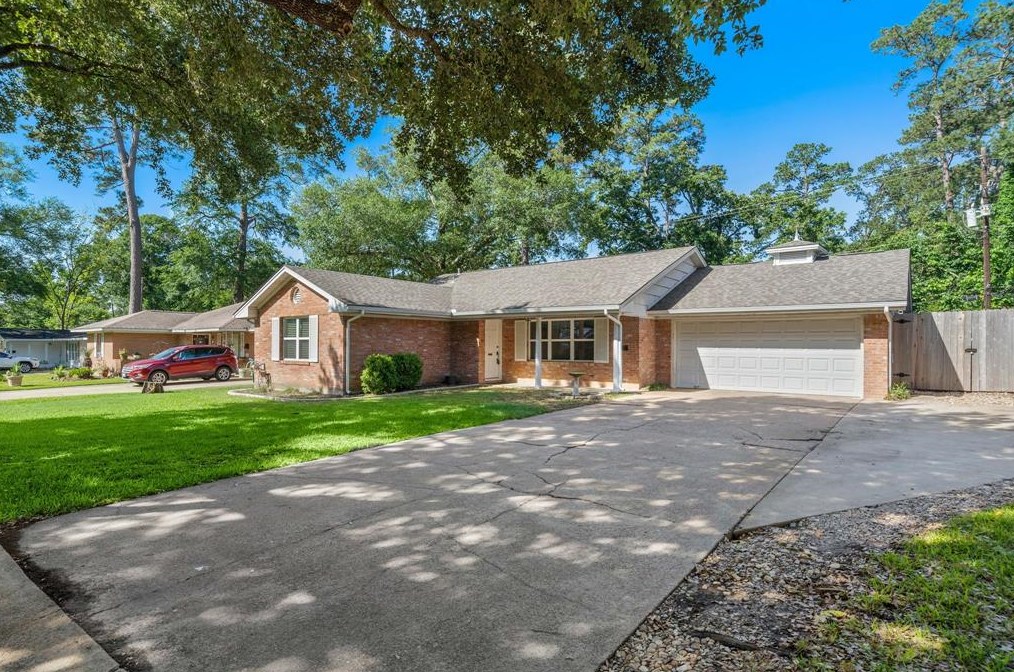 1705 N Thompson St, Conroe, TX 77301