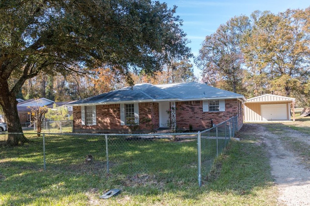 18994 Woodridge Dr, Conroe, TX 77302