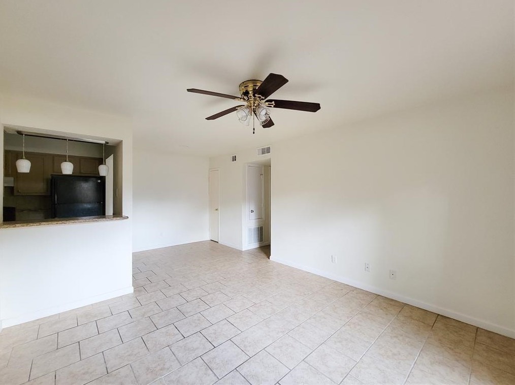 821 E House St #109, Alvin, TX 77511
