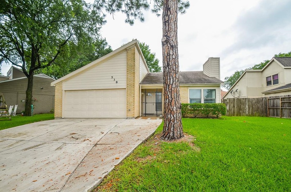 538 Shady Dale Dr, Stafford, TX 77477