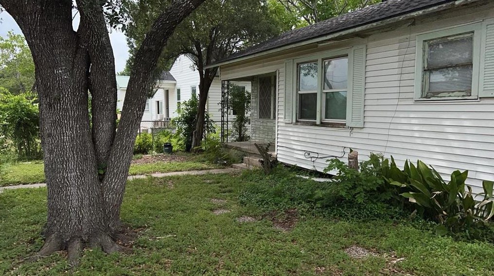 1412 Mesquite Ln, Victoria, TX 77901-3496
