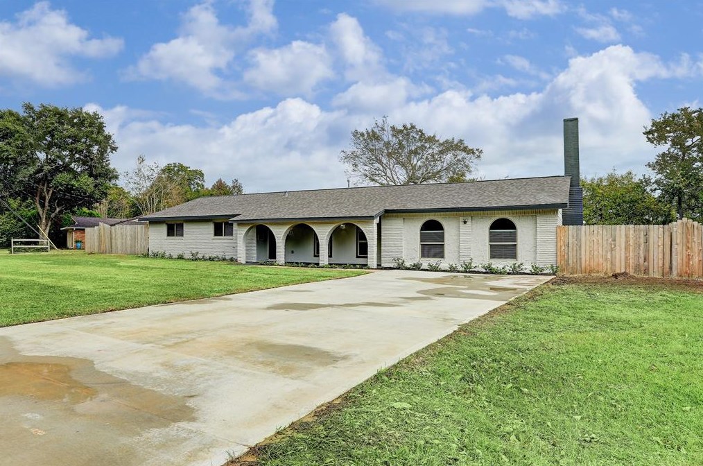 707 Shirleen Dr, Taylor Lake Village, TX 77586
