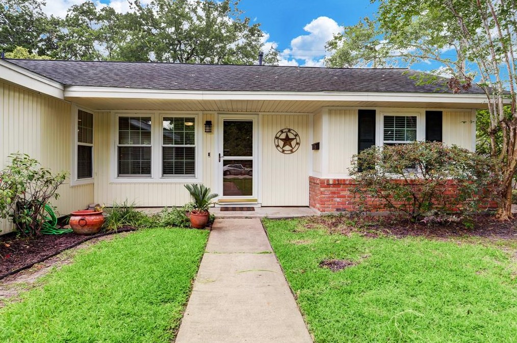 4626 Kingfisher Dr, Houston, TX 77035-5114