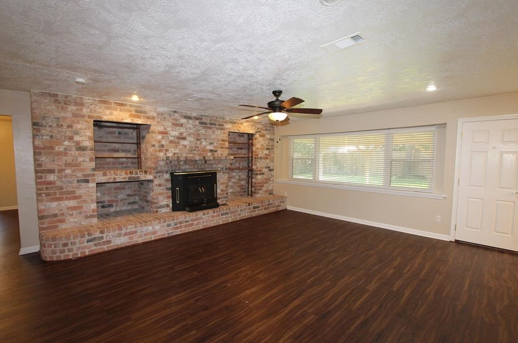 858 Seamaster Dr, Houston TX  77062-5104 exterior