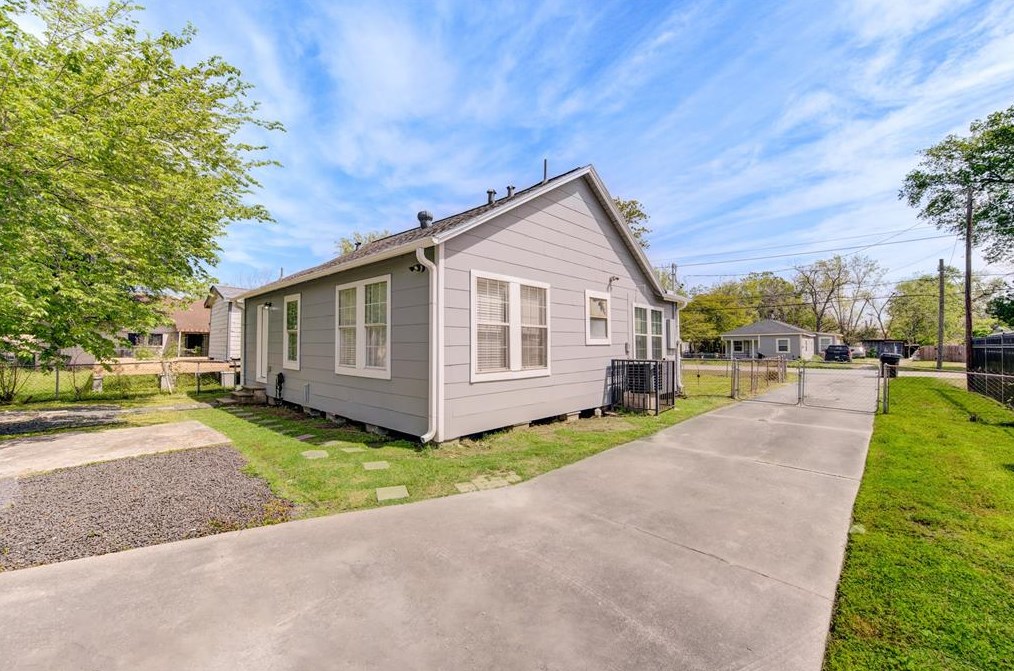 4111 Dabney St, Houston TX  77026-4128 exterior