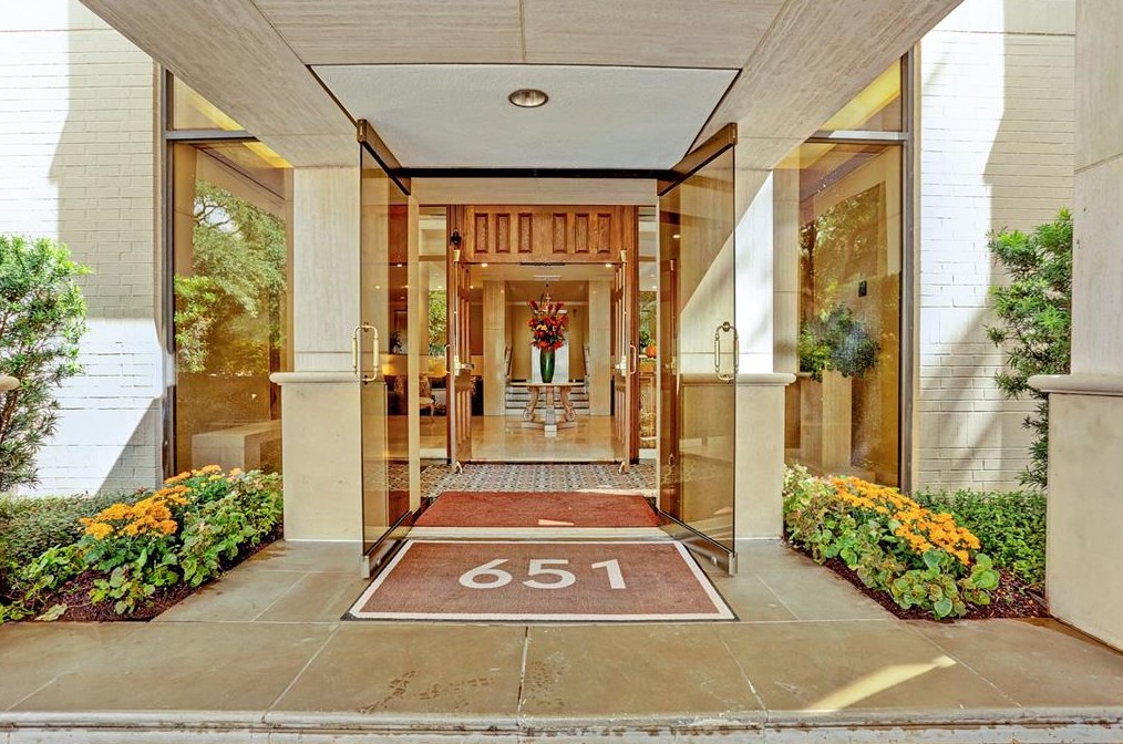 651 Bering Dr, Houston, TX 77057-2133