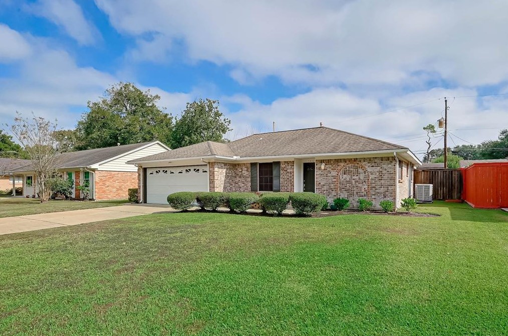 5830 Shurmard Dr, Houston TX  77092-1433 exterior