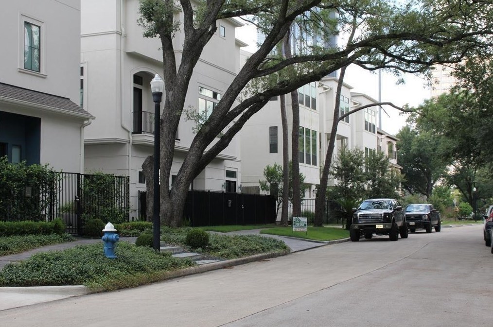 4721 Banning Dr, Houston TX  77027-4707 exterior