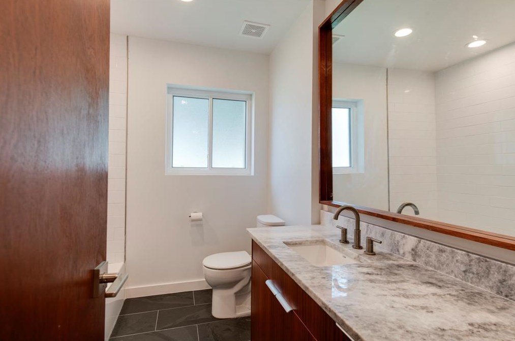 4329 Kingfisher Dr, Houston TX  77035-5107 exterior