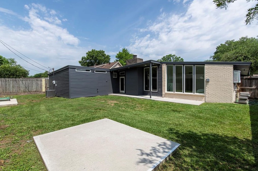 4329 Kingfisher Dr, Houston TX  77035-5107 exterior