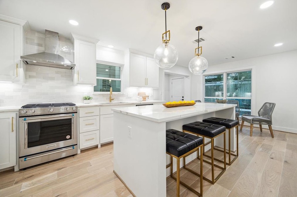 8441 Winningham Ln, Houston TX  77055-6634 exterior