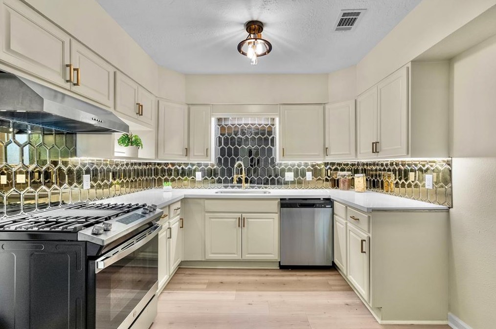 5418 Borden Ave, Galveston, TX 77551-4763