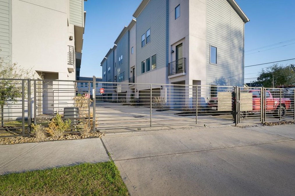 959 Saint Augustine St, Houston, TX 77023-1039