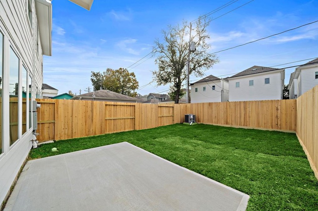 916 Nadine, Houston TX  77009-2443 exterior
