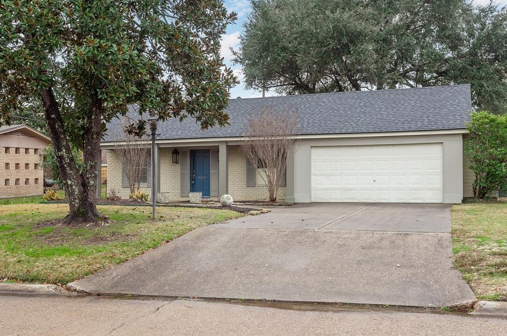 6215 Westgate Dr, Beaumont, TX 77706