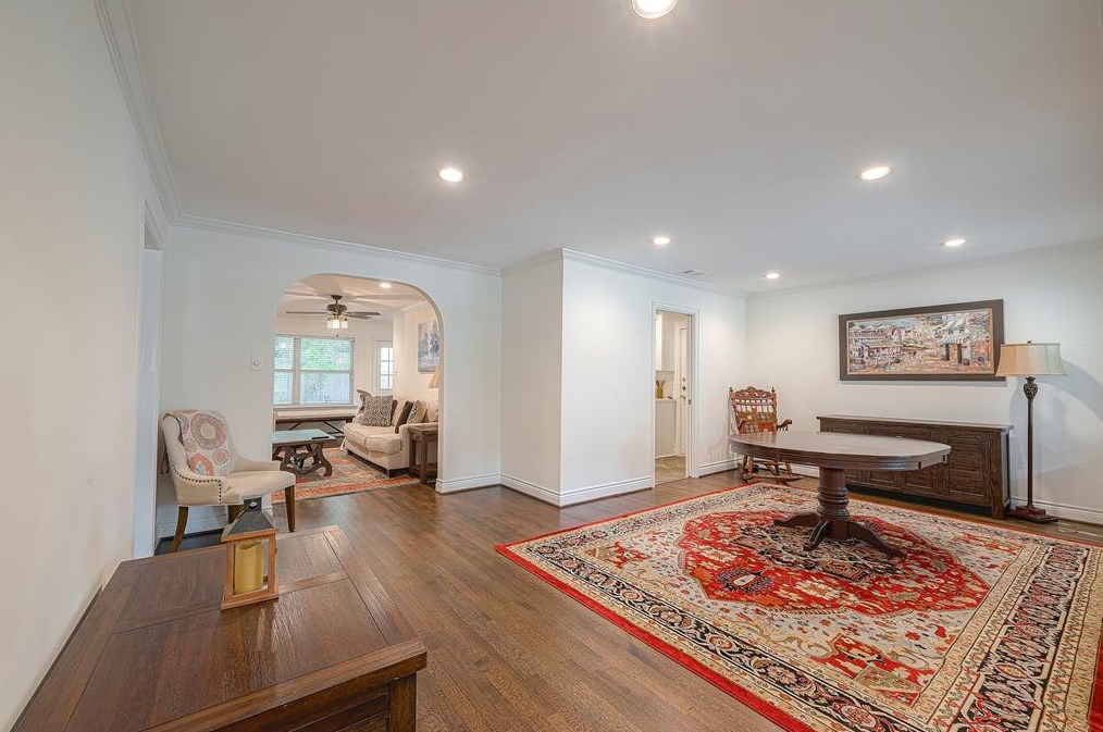 5111 Creekbend Dr, Houston TX  77035-3142 exterior