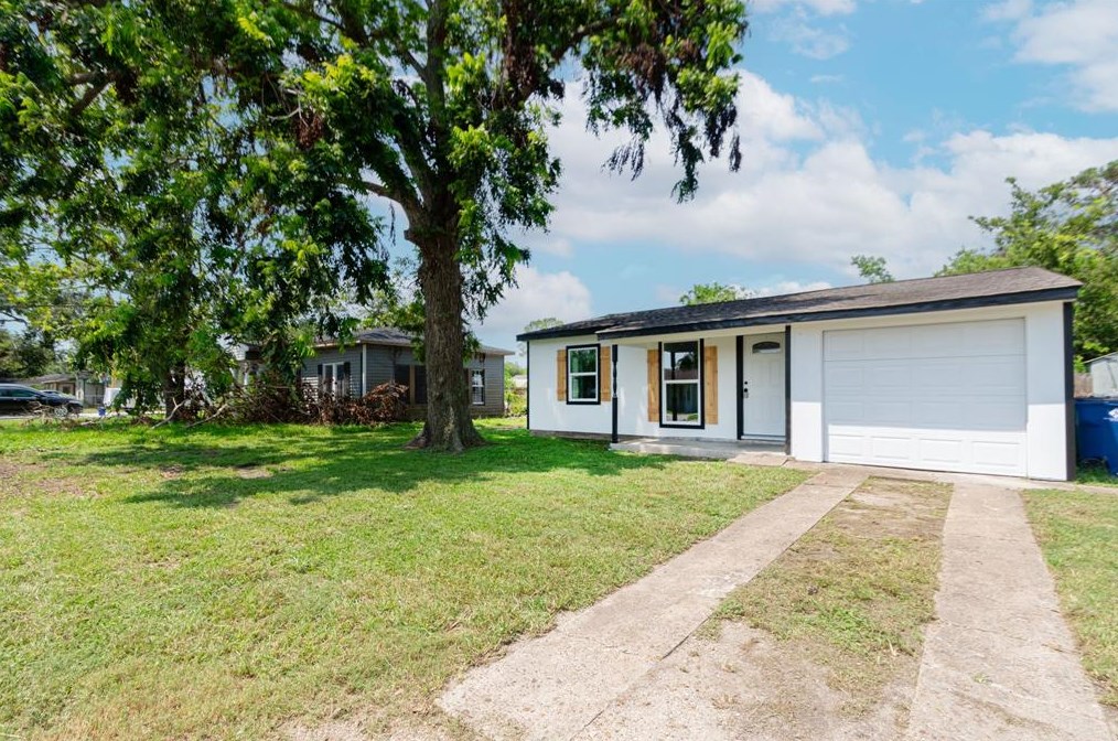 218 Evans St, Angleton, TX 77515