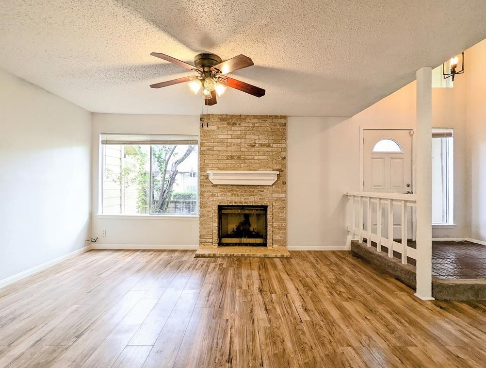 8588 Dairy View Ln, Houston, TX 77072