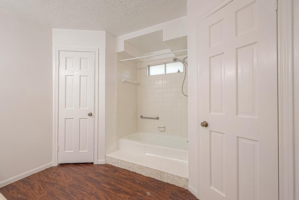 5106 Theall Rd, Houston TX  77066-2314 exterior