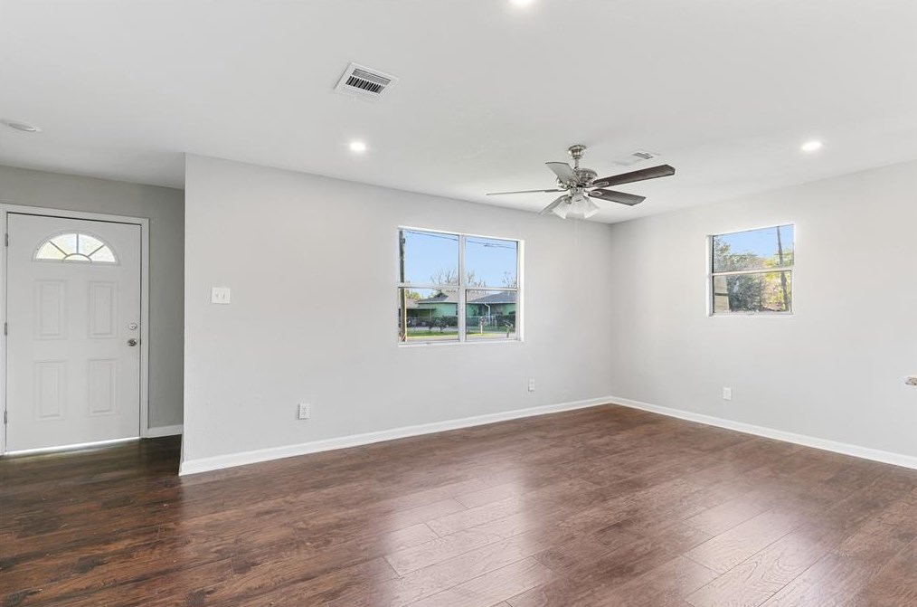 986 Dewalt St, Houston, TX 77088