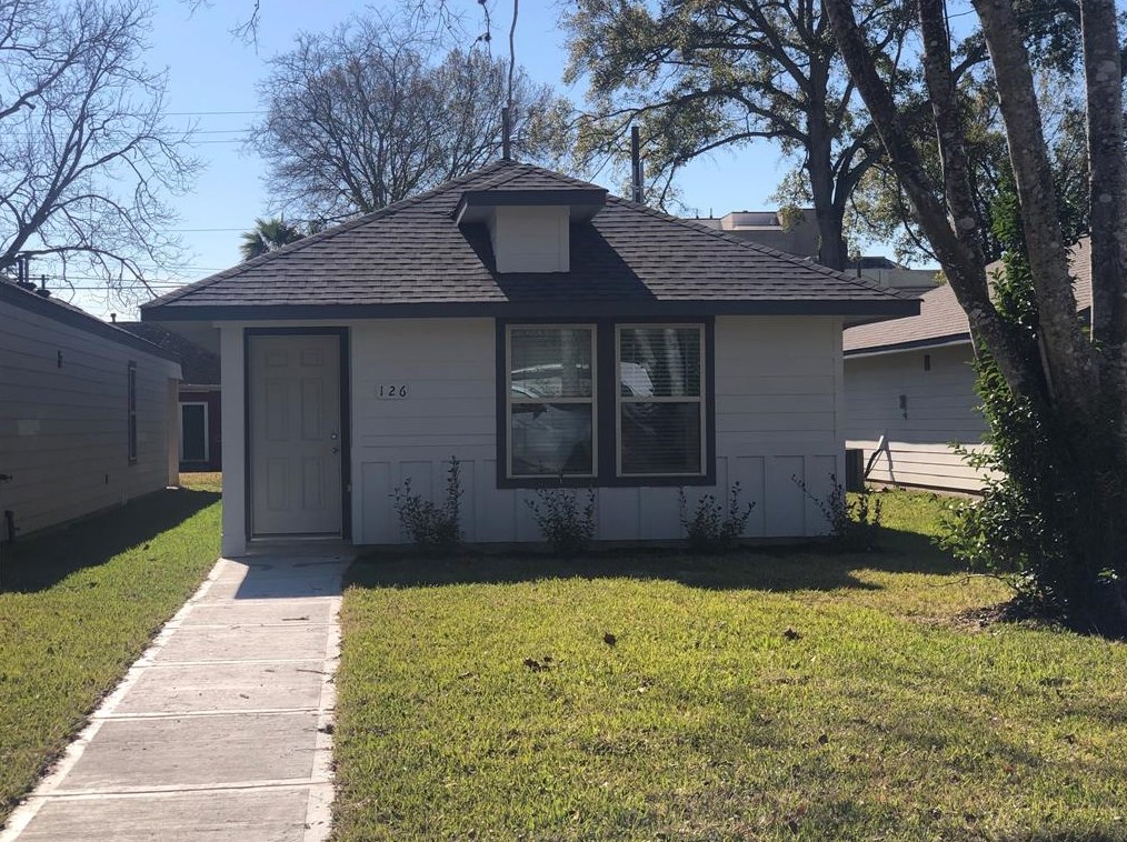 126 E Ash St, Angleton, TX 77515