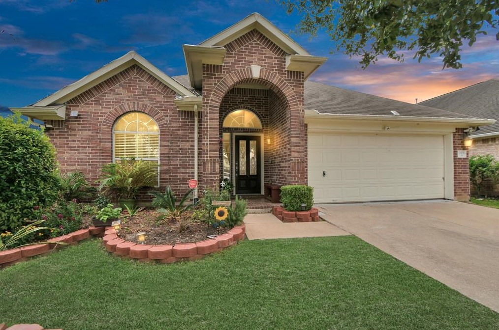 2103 Breezeway Ln, Pearland, TX 77584-3633