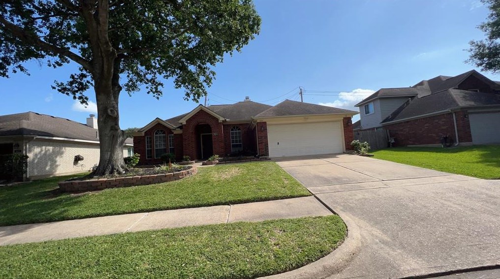 1805 Oak Hollow Dr W, Pearland, TX 77581
