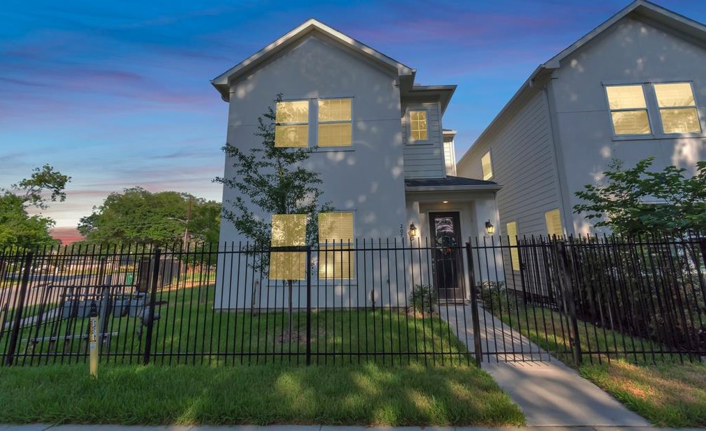 2071 Sherwood Forest St, Houston, TX 77043