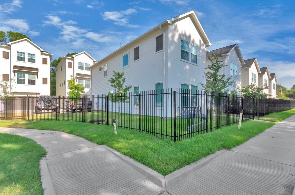 2071 Sherwood Forest St, Houston TX  77043-2702 exterior
