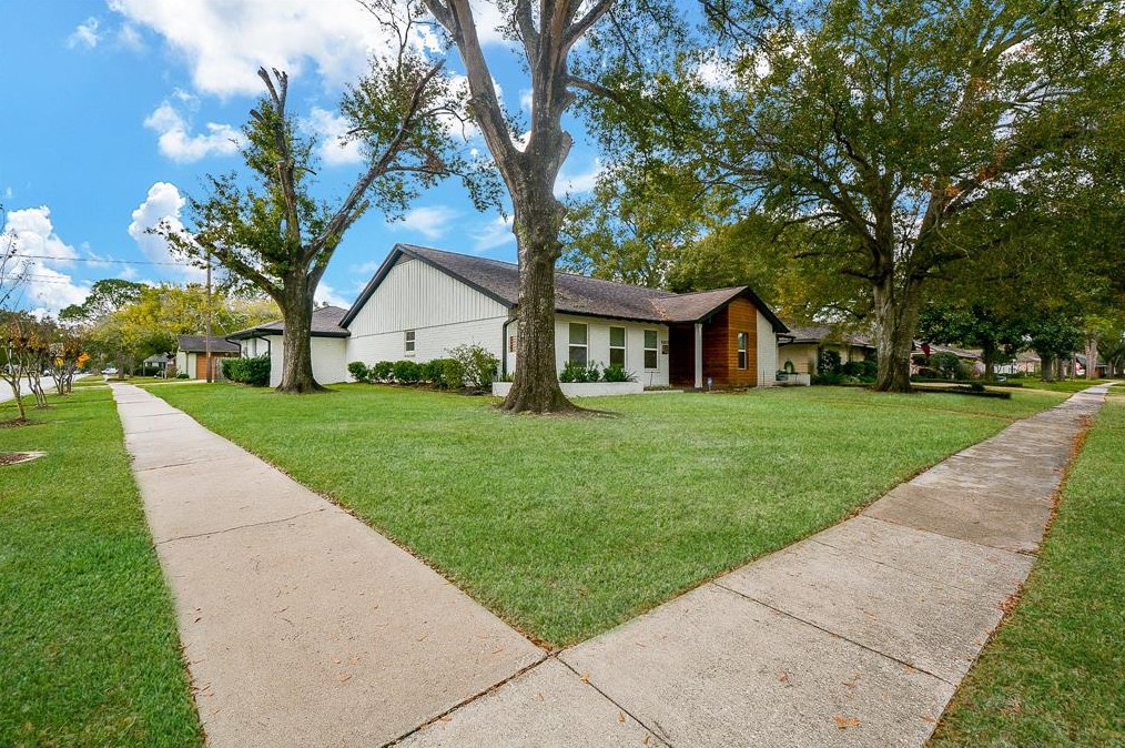 10603 Riverview Dr, Houston, TX 77042
