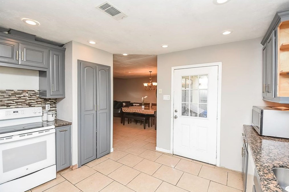 14650 Meyersville Dr, Houston TX  77049-4322 exterior