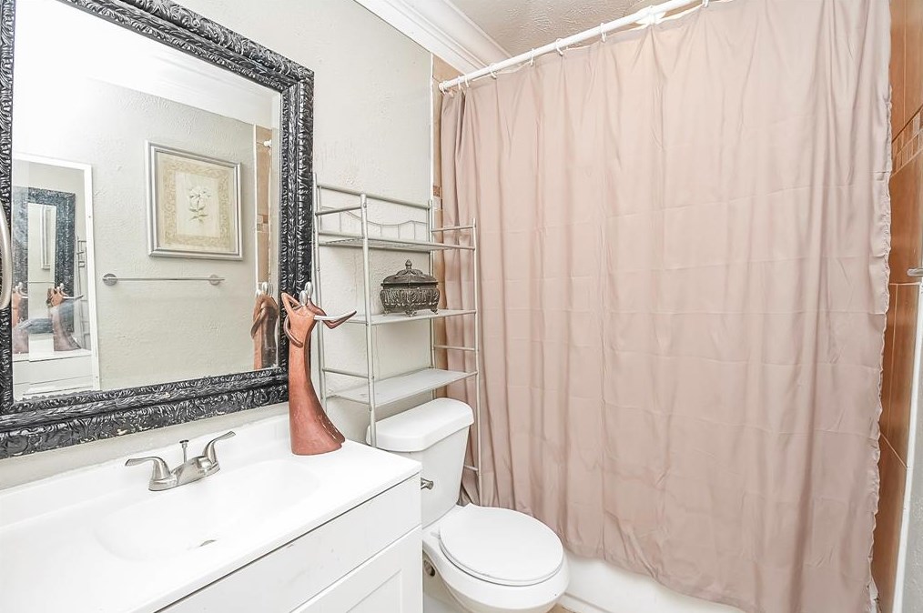 14650 Meyersville Dr, Houston TX  77049-4322 exterior