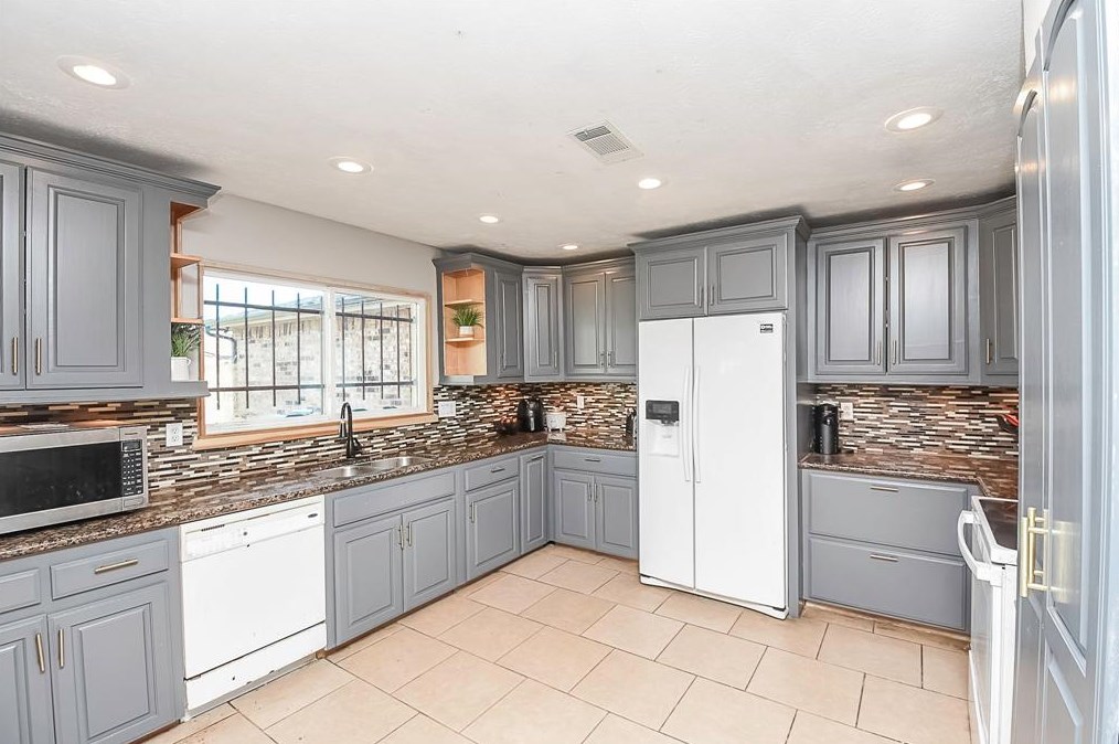 14650 Meyersville Dr, Houston TX  77049-4322 exterior