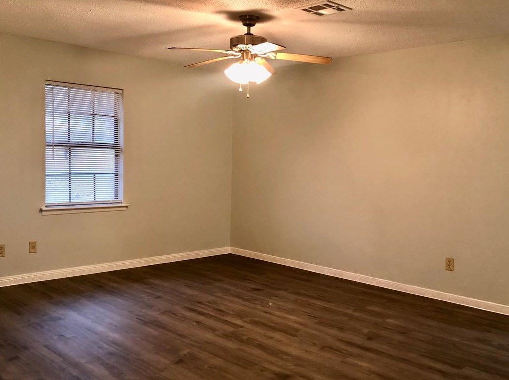 1407 14th Ave N, Texas City, TX 77590