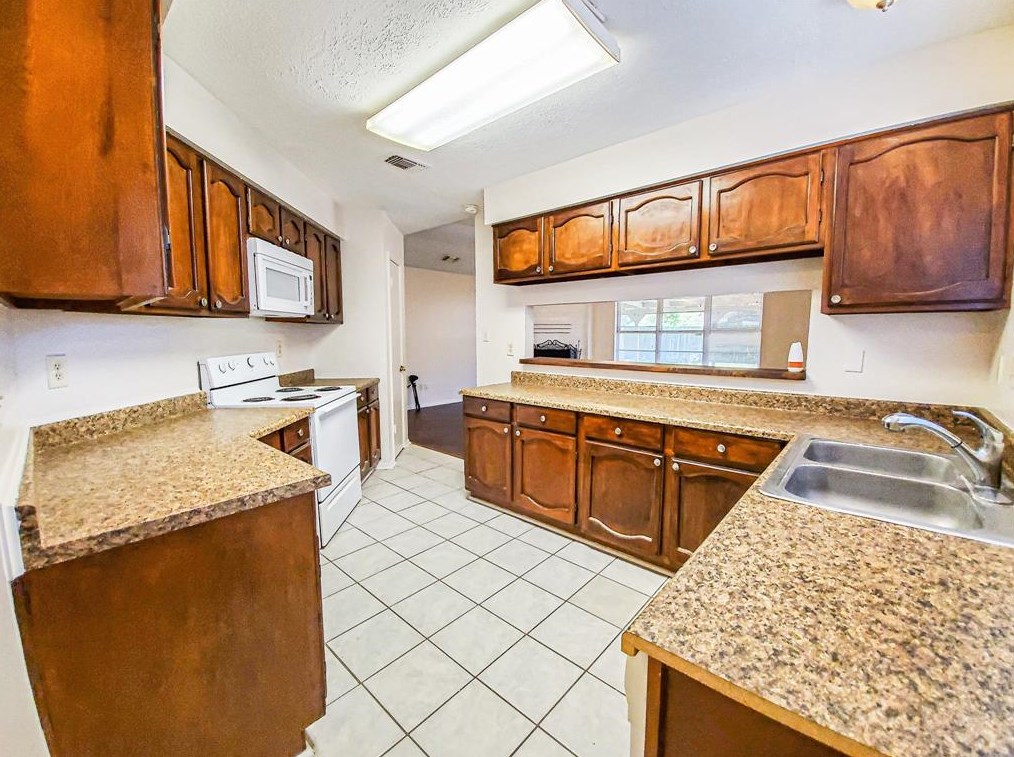 9806 Thrush Ln, Conroe TX  77385-3425 exterior