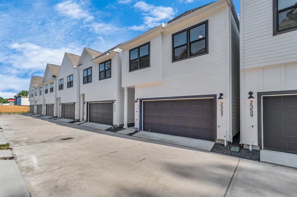 2333 Hoskins Dr, Houston, TX 77080-5425