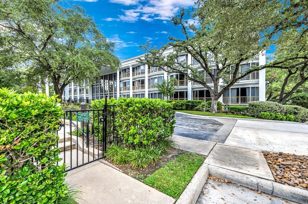 5050 Ambassador Way #113, Houston, TX 77056