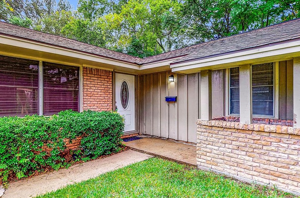 4718 Redstart St, Houston TX  77035-4908 exterior
