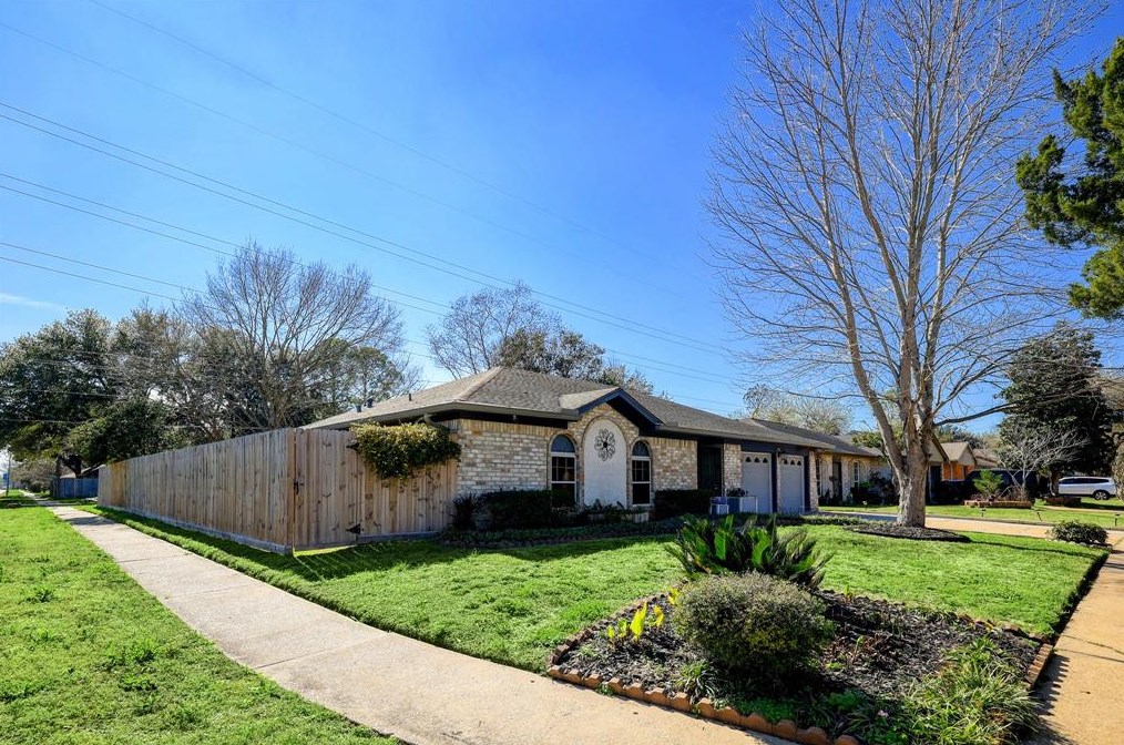 11403 Pine Knoll Dr, Houston, TX 77099-2609