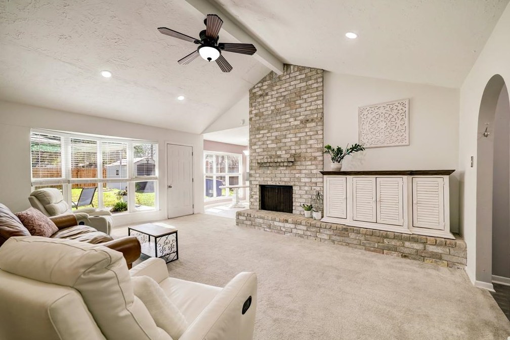 11403 Pne Knl Dr, Houston TX 77099-2414 exterior