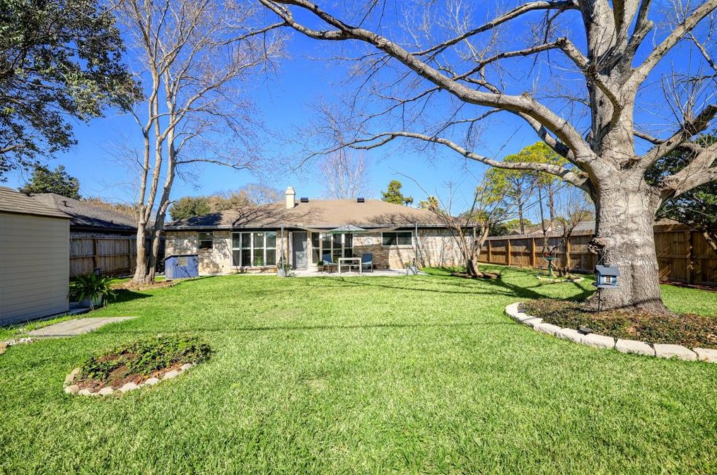 11403 Pne Knl Dr, Houston TX 77099-2414 exterior