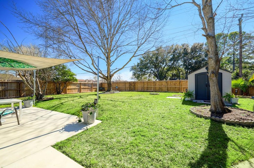 11403 Pne Knl Dr, Houston TX 77099-2414 exterior