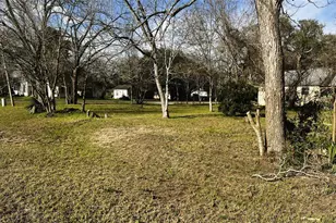 210 Shropshire St, El Campo, TX 77437 - Photo 4