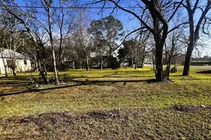 210 Shropshire St, El Campo, TX 77437 - Photo 2