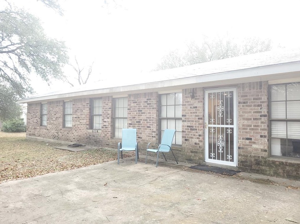 314 Ivy St, White Hall, TX 77868-3214