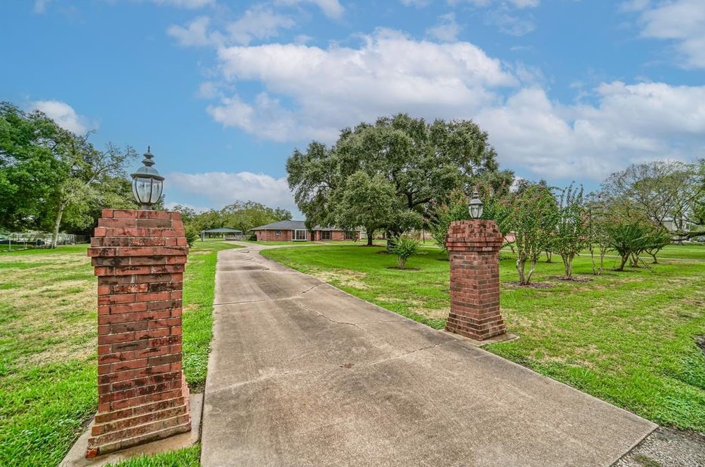 7201 Cemetary Rd, Manvel, TX 77578-3927